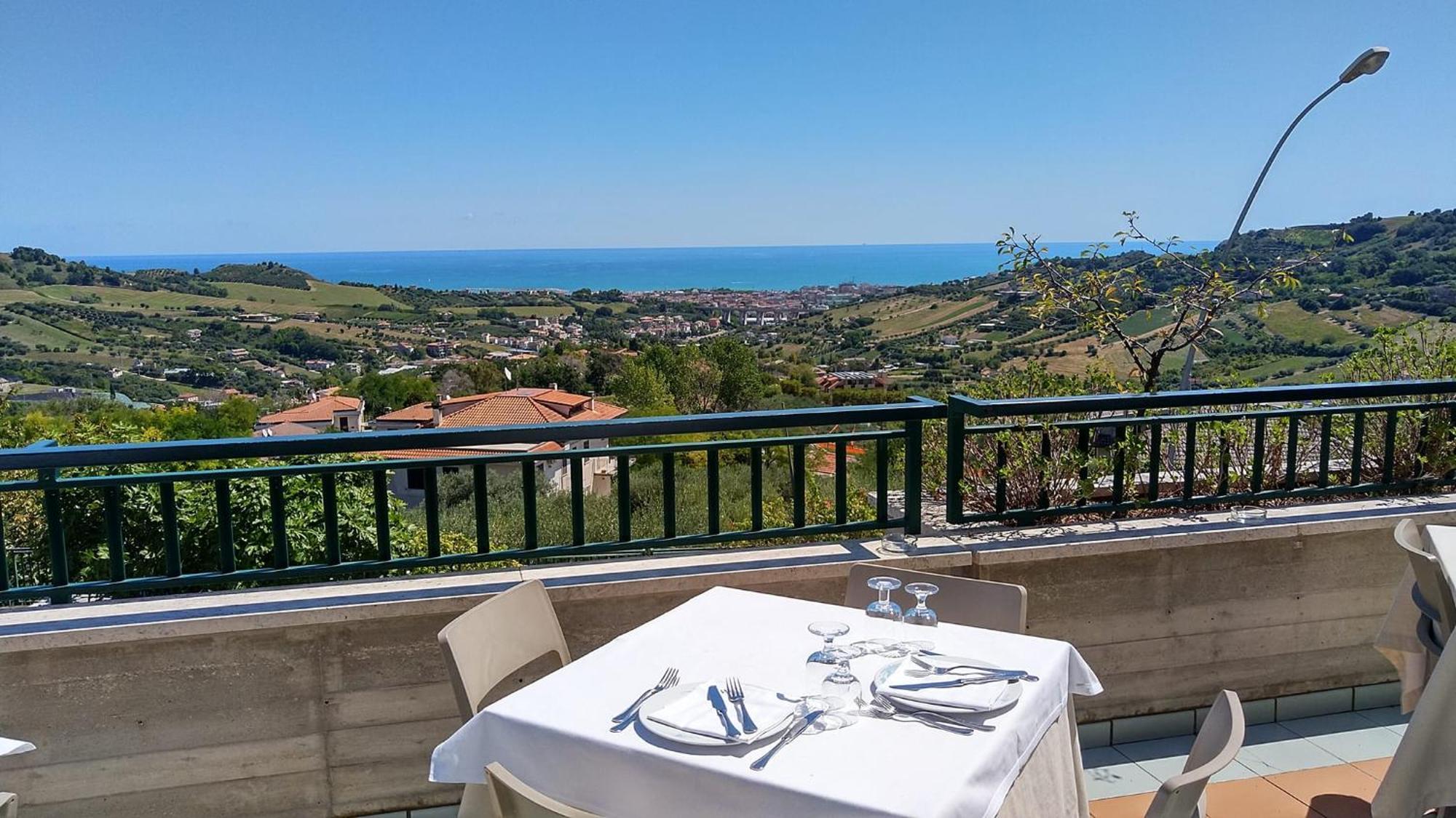 Hotel Ristorante Il Grillo Аккуавіва-Пічена Екстер'єр фото
