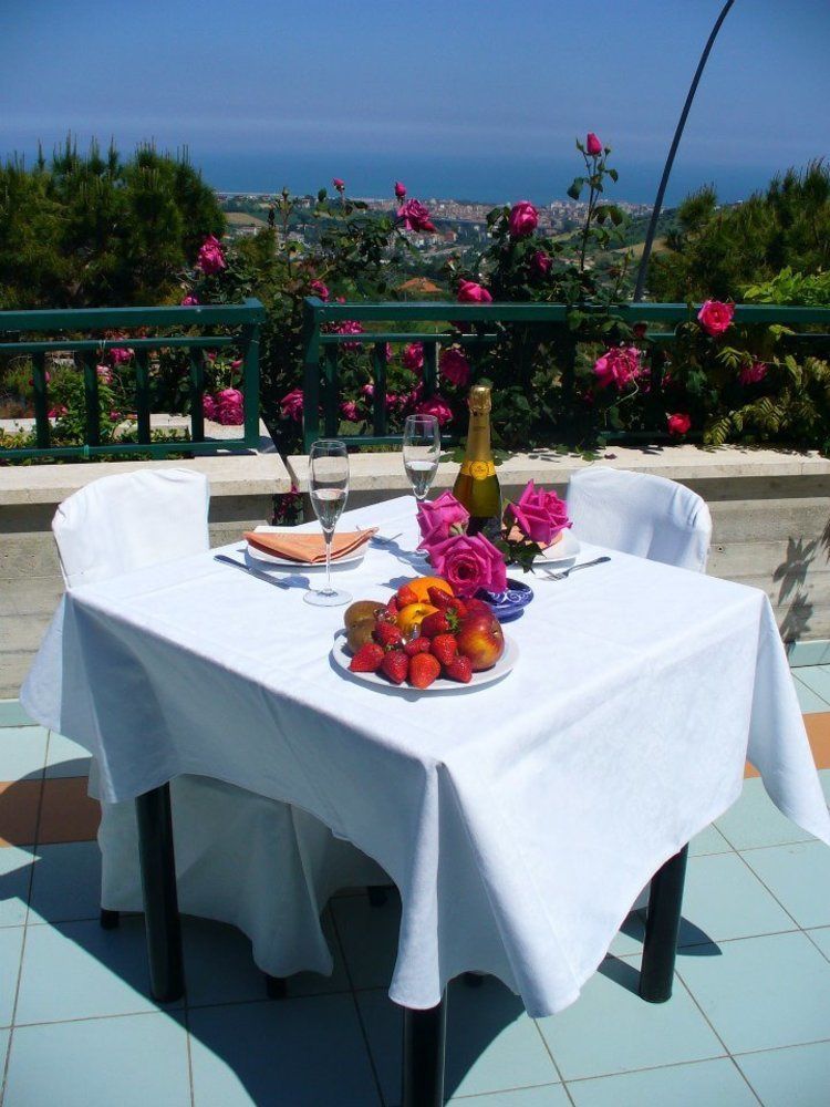 Hotel Ristorante Il Grillo Аккуавіва-Пічена Екстер'єр фото
